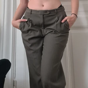 Oversized lågmidjade gröna byxor - Snygga oversized kostymbyxor. Använda men fortfarande bra skick!! Finns tyvärr ingen storlek i dem, men jag är 170 cm och de sitter som ni ser på bilden 💓
