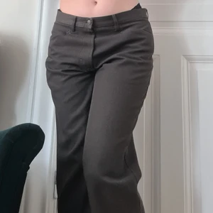 Mörkgröna lågmidjade byxor  - Skitsnygga mörkgröna byxor, sitter jättebra och är sköna!! Tyvärr aldrig kommit till användning :( byxorna är strl 34" i midjan och 35" i innersömmen