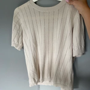 Stickad topp - Super söt stickad t-shirt från vila som inte längre används🙌🏼 inga slitningar alls/tecken på användning. Är en L men liten i storlek så skulle säga att det är en M men passar även mindre 😍 