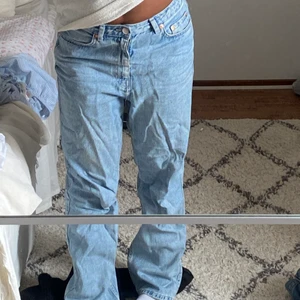 Weekday straight leg - Ett par weekday jeans i modellen ”rowe” strl W29 L30! Skitsnygga och låånga i benen, säljer endast pga för mycket jeans i garderoben:( så fina verkligen, och sparsamt använda! Går att ha mid rise och high❤️
