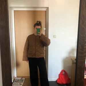 quiltad populär jacka  - En quiltad jacka i strl s. brun färg.  