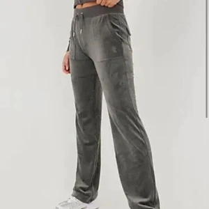 Juicy couture  - Jag säljer mina gråa juicy couture byxor som är lite för korta på mig de är i storlek xs men är uppsydda jag tror inerbenslängden är 75cm ❤️❤️hoppas någon vill köpa ❤️