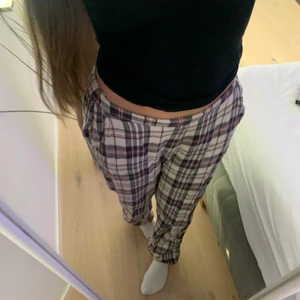 pyjamasbyxor  - pyjamasbyxor från kappahl, inte mycket använda så därför i bra skick. jag har sytt in dom ca 1 cm så dom är lite mindre än vanligt men skulle säga att dom passar både s & xs! 60 kr + frakt (39 kr) (köparen står för frakten!)