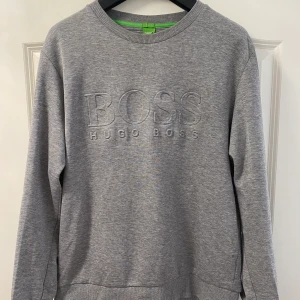 Hugo Boss tröja- Slim Fit XL - Hugo Boss sweatshirt (ljusgrå). Strl XL (Slim Fit). Bra skick. Hör av dig vid frågor.