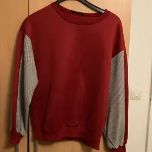 En röd tröja som är rutig under armarna. Den är i bra skick. Aldrig använd mer än testad. Köpt från shein typ 2019. Är i storlek 38 men passar för mig som har ”M” i storlek.