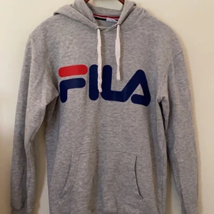 Fila hoodie - Säljer då den är lite för lång för mig, väldigt fint skick💕