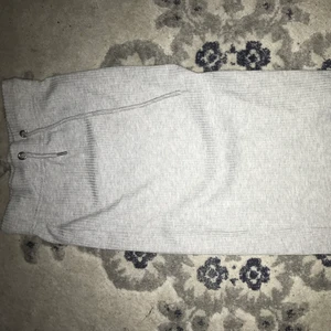 Lång kjol - Köpt i gina för 200kr  Säljer för den inte kommer till användning den e väldigt lång 