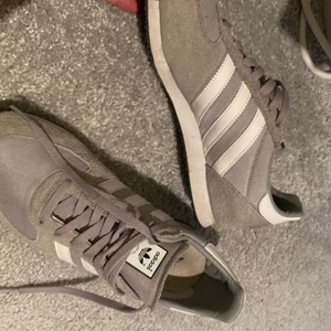 Adidas sneakers  - Säljer mina sneakers från adidas. Använda några gånger bara! Storlek 40 men passar 39