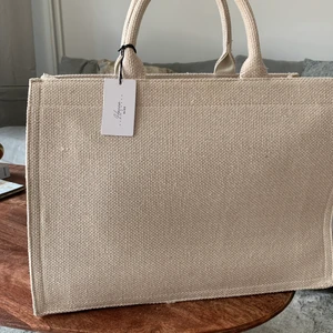 Tote väska NAKD x Hannalicious - Oanvänd tote bag från nakd. Funkar perfekt som väska till skola eller jobbet 