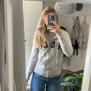 Polo Ralph lauren kofta - Säljer min zip hoodie som jag köpte för länge sen. Knappt använd. Jätte fint skick. Storlek Xs
