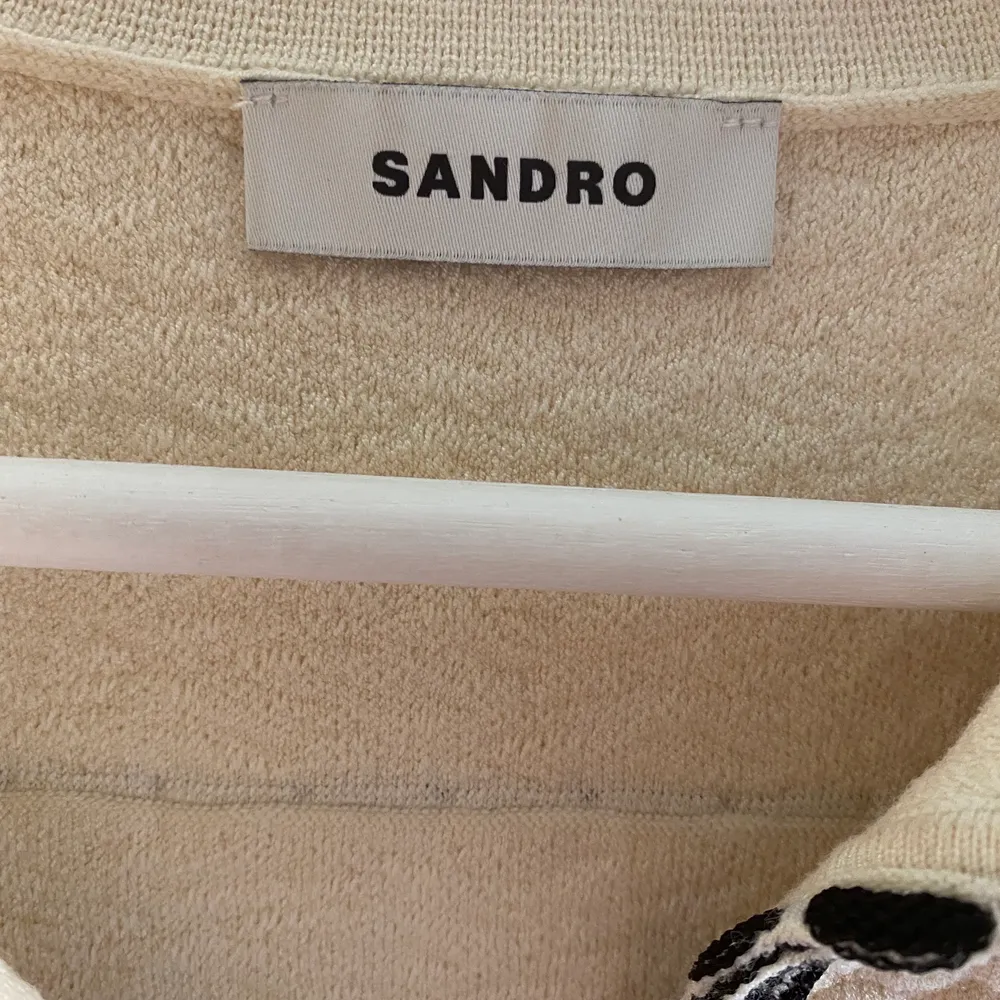 Jättefin tröja från sandro som även kan användas som kofta! Endast använd max 1-2 ggr, precis som ny. Nypris var på ca 2000kr köpt på NK 🥰. Toppar.
