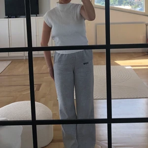 Vit stickad väst - Vit stickad väst från NA-KD. Knappt använd. Storlek 36. 📏 Köparen står för frakten 🚚📦