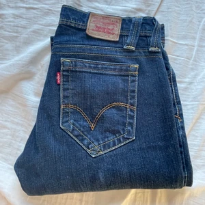 Levi’s jeans - Lågmidjade Levis jeans, straight leg. Köpta på secondhand och vet därför inte exakt storlek men på lappen står de ”w32” å de passar storlek S Och även storlek XS. 💕 Högsta bud gäller. 