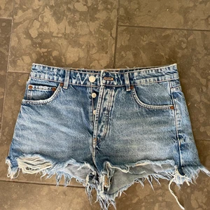 Zara mid Waist shorts - FORTFARANDE TILL SALU KÖPAREN SOM VANN ÅNGRADE SIG,  Mid waist shorts från zara. Storlek 38 men ganska små så det skulle sitta snyggt på någon som vanligtvis har 36. Har tyvärr ingen bild på då de är för små för mig❤️ midjemått: 85cm. Skriv privat om du har frågor, köpare står för frakten! Buda i kommentarerna! 