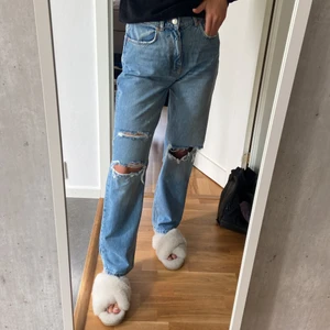 Jeans - Säljer jeans i modell ” perfect jeans” från Gina tricot. Det är i storlek 36 och är väldigt långa ( jag är 175cm). De är i mycket bra sick då de endast är använda ett fåtal gånger.