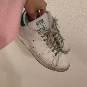 Stan Smith skor - Ett par fina stan Smith skor i storlek 38,5. Det är väl använda därav priset samt har de lite slitager. Även hade de behövt byta skosnören då de är smutsiga. ❤️(Priset kan diskuteras,frakten är oklar) 