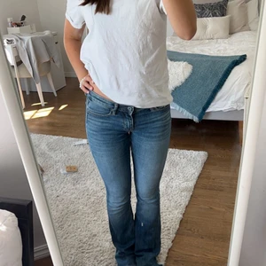 jeans! - supersnygga jeans från crocker! storlek 25/ 33! lite slitna lägst ner på benen! jag är 1.60!  midjemått: 70 cm innerbenslängden: 83 cm