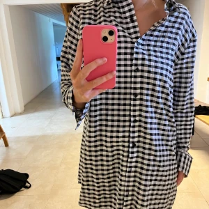 Lång rutig skjorta - Lång rutig skjorta från ASOS ❤️ Skönt material och väldigt sval❤️ Säljer för att den inte kommer till användning❤️