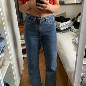 Voyage Jeans  - Jeans från Weekday i modellen Voyage. Storlek 26/32 men har klippt dem själv nedtill, så skulle säga närmare 30 i längden. Skriv för fler bilder etc🤍