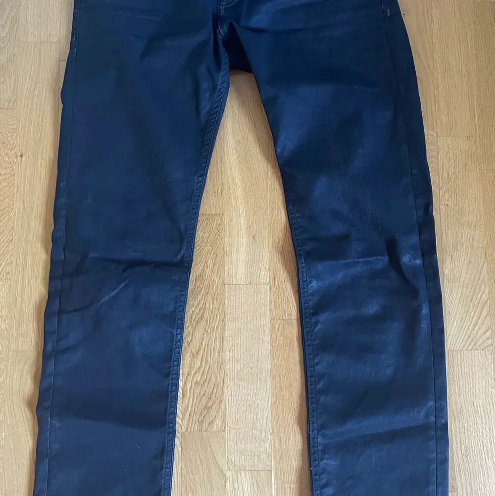 Snygga svarta jeans från Jack and Jones. Jätte bra kvalite och sitter helt perfekt. Strl: W30 L34. Nypris 550, säljs för 250. Pris kan även diskuteras . Jeans & Byxor.