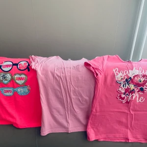 T-shirts  - Hej jag har till salu 3 t-shirts i mycket bra skick för en tjej i storlek 134  cm  pris för 3 är 50 kr
