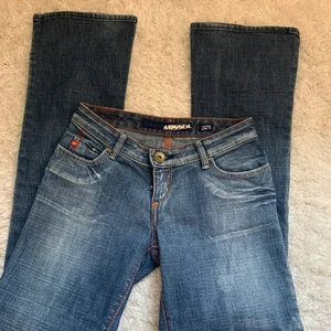 Miss sixty - Tryck ej på köp nu knappen! Jättesnygga bootcut jeans från miss sixty med låg midja, detaljer på backfickorna. De är i jättebra skick och det finns Inga hål, slitningar eller liknande. Skriv pm för frågor, bilder osv!🌸 