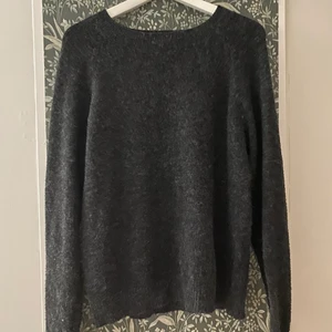 Stickad tröja  - Aldrig använd. Storlek L men sitter som en vanlig stickad tröja på mig som brukar ha S i tröjor. 🖤🖤🖤