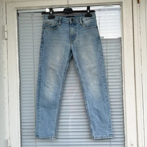 Tommy Hilfiger jeans  - Tommy Hilfiger jeans säljes. Fint skick, pojkstrl, men passar fint på tjejer också. Givetvis äkta, köpt på Kids Brandstore. 