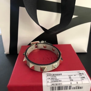 Valentino armband  - Valentino rockstud armband. Köpt september 2020 på NK i Stockholm. Kvitto finns och medföljer om det önskas! Nypris 2,215. Mycket fint skick. Vid snabb affär kan priset sänkas.