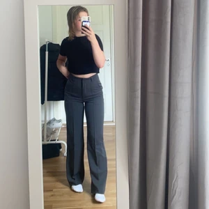 Kostymbyxor  - Ett par gråa kostymbyxor med pressveck ifrån Madlady, bra skick. Storlek EU 34 - L 30 (frakt på 50kr tillkommer)