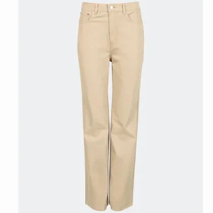 Beiga jeans - Beiga jeans från Bik Bok i mjukt och tunt material. Endast använda ett fåtal gånger så de är i väldigt bra skick. Exakt likadana som de på första bilden.