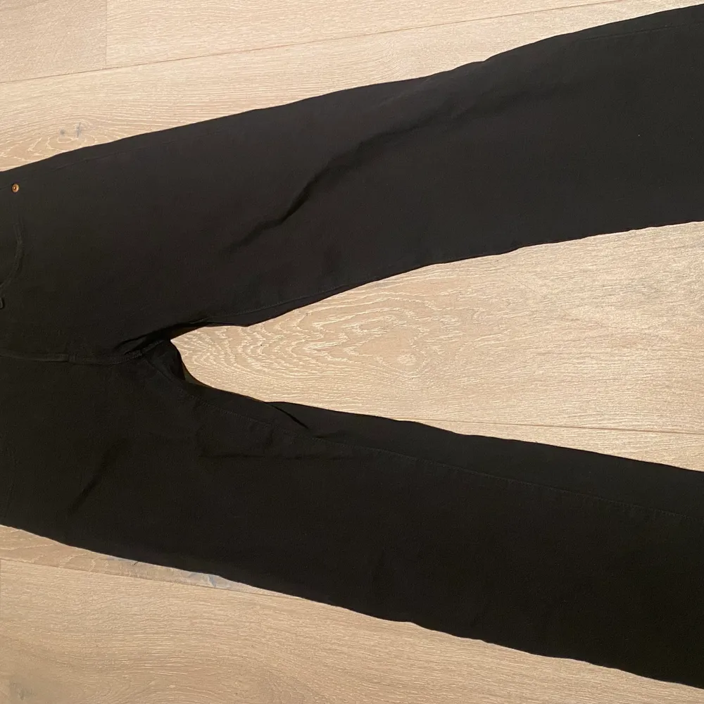 Ett par svarta Levi’s jeans i storlek W27 L28. Säljes när dom är för korta för mig och kommer inte till användning längre.. Jeans & Byxor.
