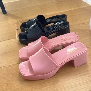 Ego klackmules - Rosa och svarta mules från märket EGO i lackad läderimitation. Använda endast 1 gång! väldigt bekväma och passar till allt. 300 kr/styck eller båda för 500. Pris kan diskuteras om man vill köpa båda!