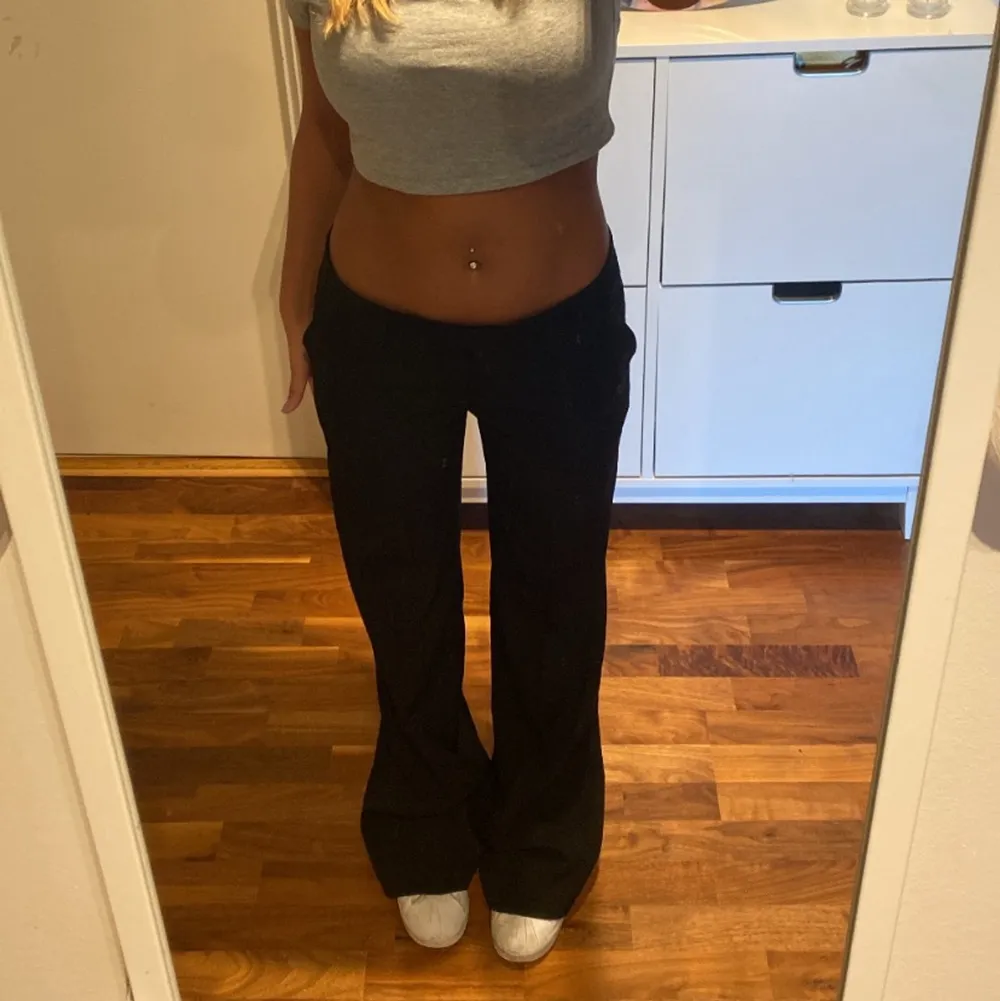 säljer mina lågmidjade kostymbyxor för bra pris , köpta för 450kr på beyond retro i storlek S och sitter perfekt i midjan på mig men ca 5 cm för långa för mig som är 162💗. Farkut & Housut.