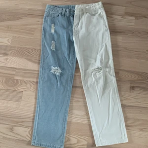 Jeans i två färger !! - Jeans i två olika färger ! Aldrig Använda på grund av att de inte passar. Ser ut som nya. Är typ i stolek Xs benen är ganska korta och midjan lite större så passar med skärp! Är det från SHEIN. Original pris 200 typ!✌🏽