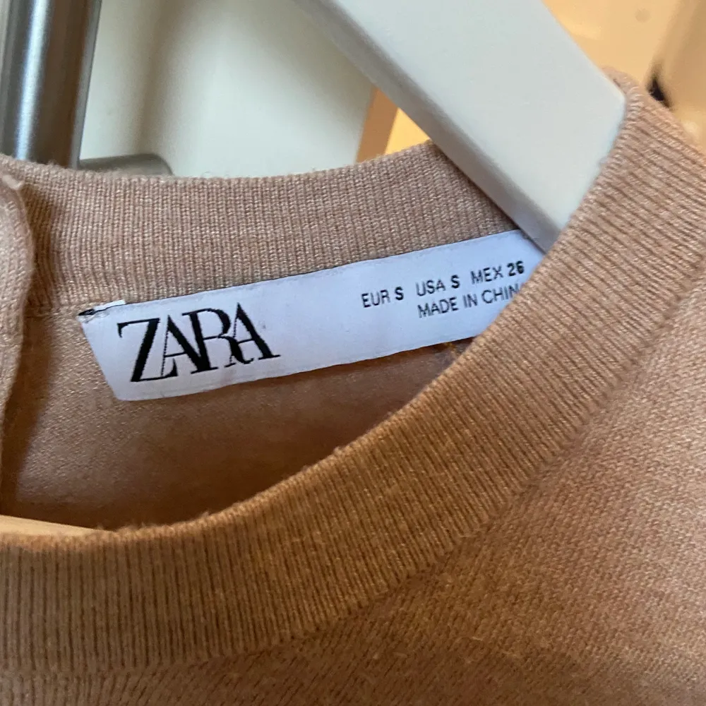Finstickad baströja från Zara, likt den vita tröjan från hemsidan. Frakt ingår i priset . T-shirts.