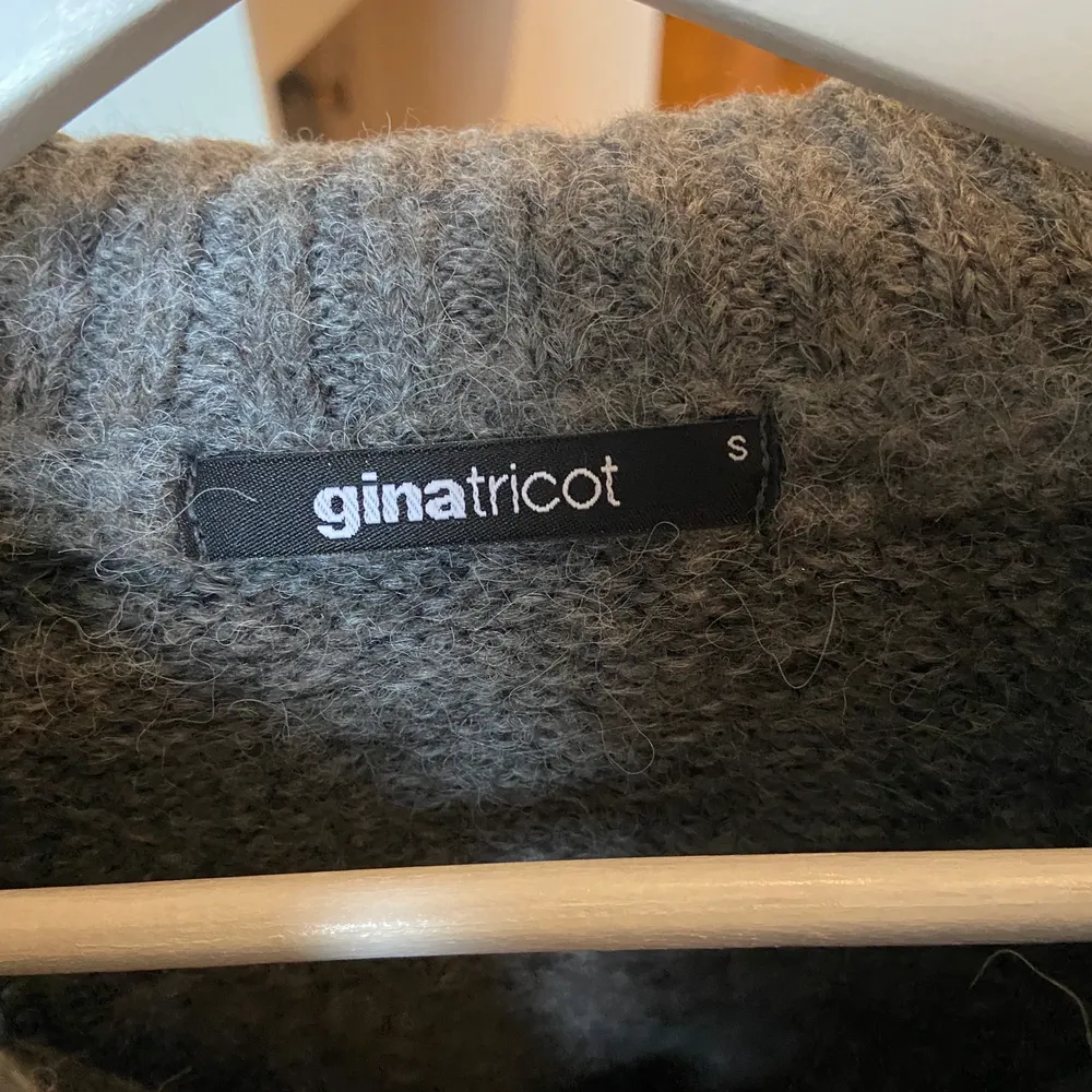 Lång stickad tröja med half-zip från Gina. Aldrig använd. Frakt ingår i priset. Stickat.