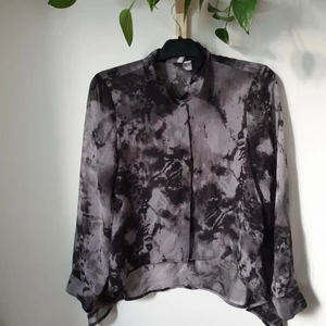 Mesh-skjorta - Lång bak, kortare fram. Som ny. 