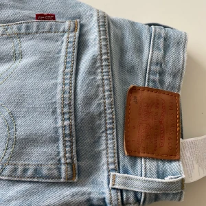 Levi’s jeans midja:27 längd:26 - Jag säljer mina levi’s jeans för att jag ej använder dom jag köpte dom för ett litet tag sedan och har använt dom två gånger,och dom är lite för stora för mig och känner inte att de passar så bra, så därav säljer jag dom nu. Nypris:1099 mitt pris:400