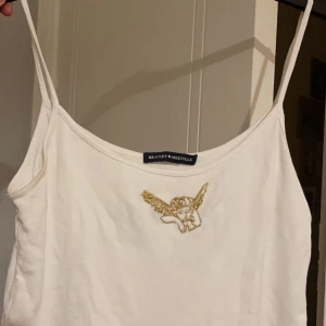 supergulligt linne med broderad ängel från brandy melville - supergulligt linne med broderad ängel från brandy melville😍😍🙏🏼 kommer tyvärr ej till användning längre för mig