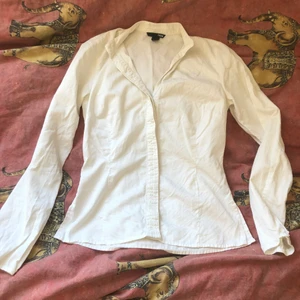 Vit skjorta  - Figursydd vit skjorta i nyskick, säljer den då den är förliten 