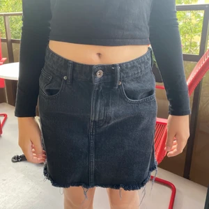 Svart basic jeans kjol - Säljer denna jätte fina jeans kjol