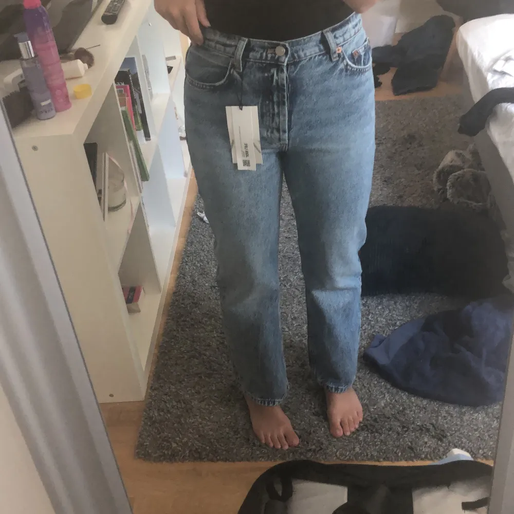Säljer dessa straight jeans från Zara som är supersköna. Prislappen är kvar så har endast provat dem men ville ej behålla   Nypris är 359 men säljer för 100 kr.. Jeans & Byxor.