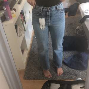 Säljer dessa straight jeans från Zara som är supersköna. Prislappen är kvar så har endast provat dem men ville ej behålla   Nypris är 359 men säljer för 100 kr.