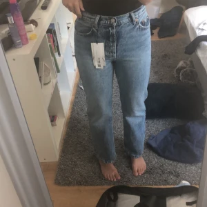Jeans - Säljer dessa straight jeans från Zara som är supersköna. Prislappen är kvar så har endast provat dem men ville ej behålla   Nypris är 359 men säljer för 100 kr.
