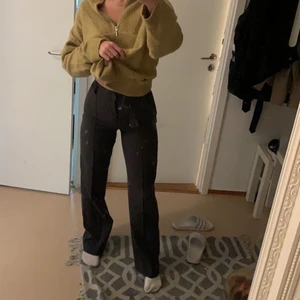 Kostymbyxor Zara  - Mörkgröna kostymbyxor ifrån zara, de är högmidjade och sitter som på bilden på mig som är 169 cm lång. Byxorna är i storlek xs