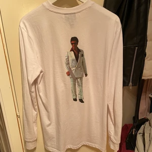 Tröja - Hej. Säljer en tröja som jag aldrig använt. Den är som helt ny! Den är i storlek S Jag köpte den på HM