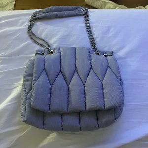 Zara väska  - Säljer min väska som är ifrån zara. Har använt den ca 1 gång och är i bra skick fortfarande.