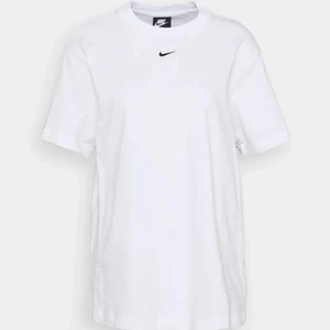 Nike t-shirt  - Vit Nike t-shirt🫶🏼 skriv för mer bilder 