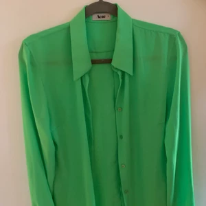 Blus Acne - Säljer en fin, elegant och knappt använd blus Acne. Som ny! 
